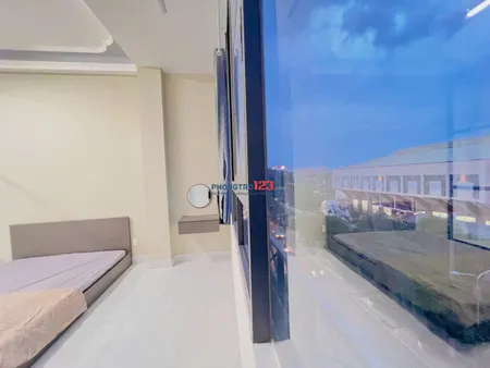 Studio hiện đại có vách kính, cửa sổ lớn – Full nội thất