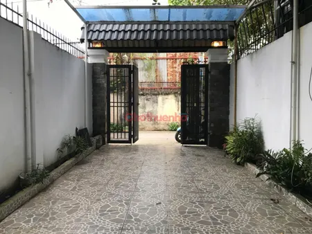 Cho thuê nhà nguyên căn, hẻm xe hơi, có sân đậu ô tô ngay trong nhà.