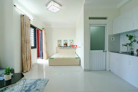 Phòng đẹp Q1 – Ban công lớn, full nội thất, máy giặt riêng