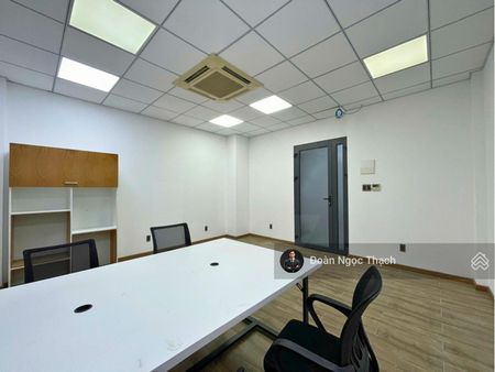 Cho thuê văn phòng 30m² full nội thất, có thang máy, xuất VAT - Vạn Phúc City,