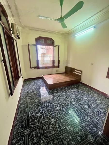 Cho thuê phòng 35m2 mặt phố Yên Hòa, Cầu Giấy, giá 3tr/th, ban công, cửa sổ