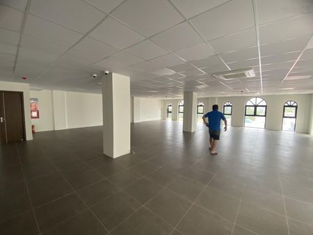 Cho thuê nhà mặt phố Trung Phụng, DT 200m2 x 5 tầng, MT 10m, Nhà mới, thông sàn, pccc đủ, thang máy