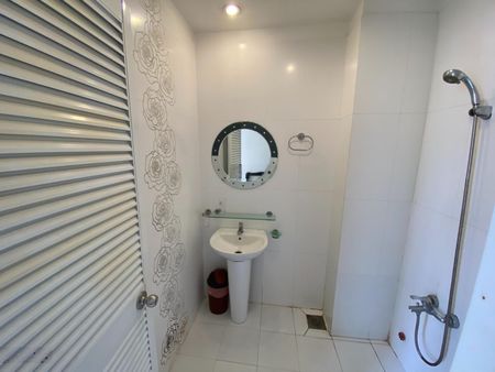 Phòng cao cấp, đầy đủ tiện nghi. Gần đài truyền hình và trường Khoa Học Xã Hội & Nhân Văn 200 mét