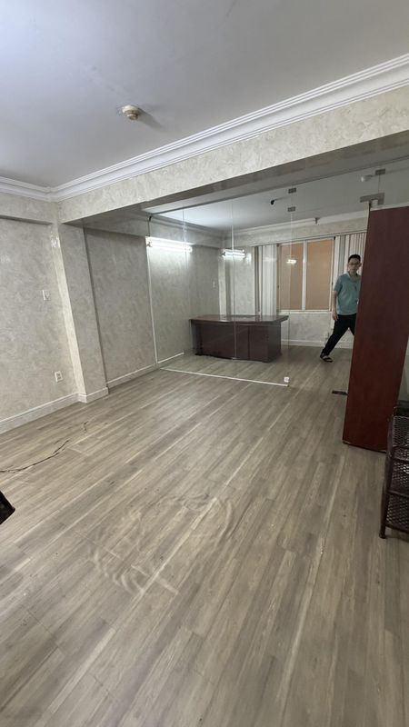 Cho thuê văn phòng 35m2, giá siêu hời 5 triệu tại Lý Phục Man, gần KCX Tân Thuận, thang máy, bảo vệ
