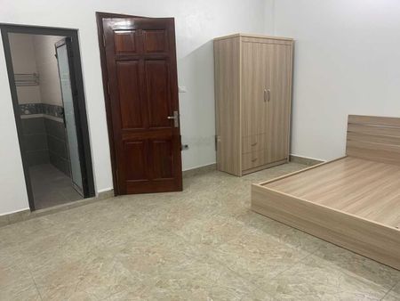 Ở ngay viện K3, viện 103 phòng mới tinh có ban công và cửa to nhìn ra đường phố giá sinh viên
