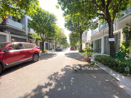 Văn phòng 35m2 KĐT Vạn Phúc. Có máy lạnh, thang máy, lối đi riêng, hầm xe, vị trí đẹp. Giá 7tr/th