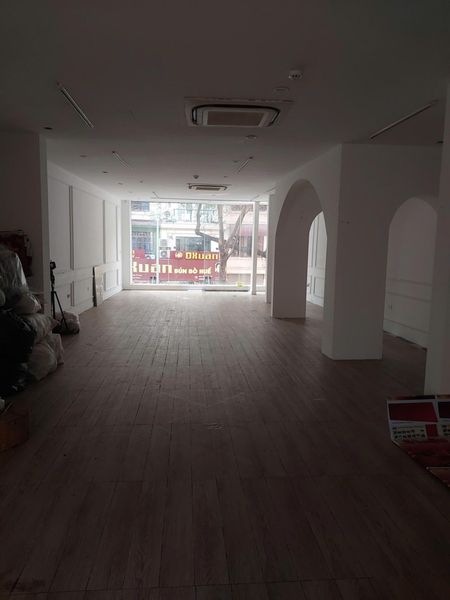 Cho thuê nhà mặt phố Triệu Việt Vương DT 65m² x 3 tầng, MT 5 m, vỉa hè rộng