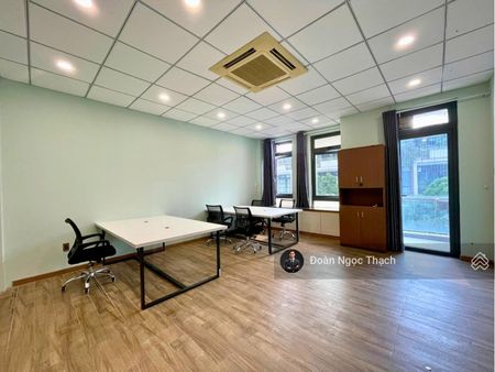 Cho thuê văn phòng 35m² có ban công, thang máy, xuất VAT - Vạn Phúc City