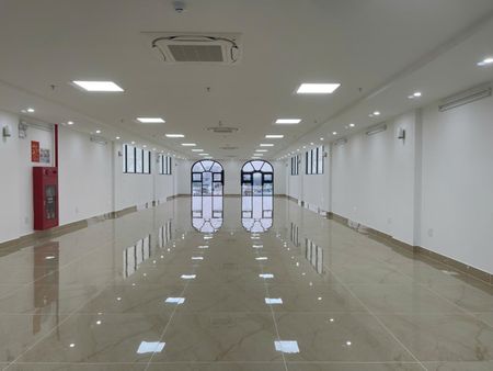 Cho thuê nhà mp Quán Thánh, Ba Đình 135m2 3 tầng, có hầm để xe, kinh doanh tấp lập. giá 100 tr
