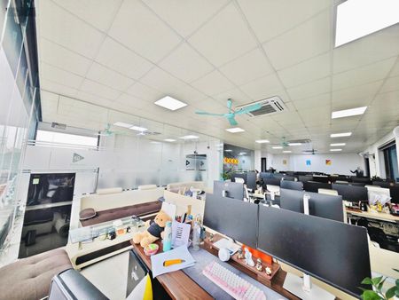 Cho thuê văn phòng tại Văn Cao, Liễu Giai, Ba Đình diện tích 140m2 sàn mới full kính giá 26tr có TL