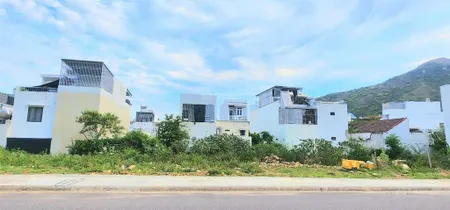 Lô đất liền kề 64m gần biển mặt tiền triệu quang phục nha trang