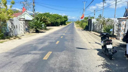Chủ cắt bán lô đất 114 m2 mặt tiền nguyễn huệ, gần sân bay vân phong, giá 1 tỷ 423 triệu