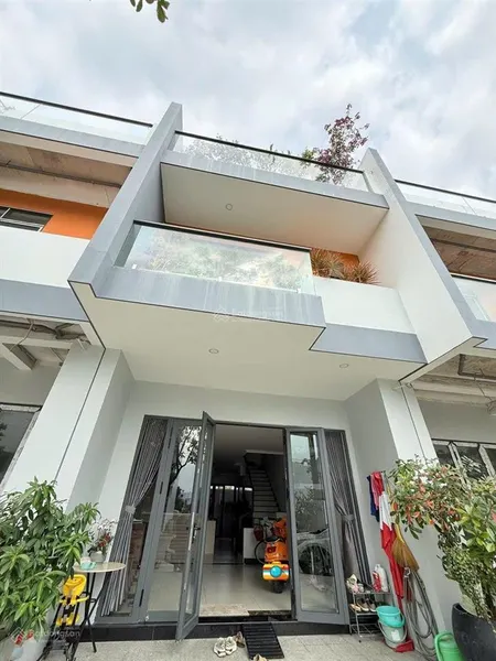 Cần tiền bán căn nhà 3 tầng mỹ gia gói 8 đường rộng 18m trục shophouse