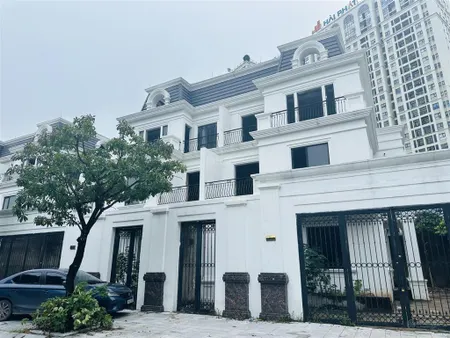 Cần bán biệt thự song lập, ban công đông nam, xây 4 tầng, mặt tiền 10m, có gara ô tô trong nhà