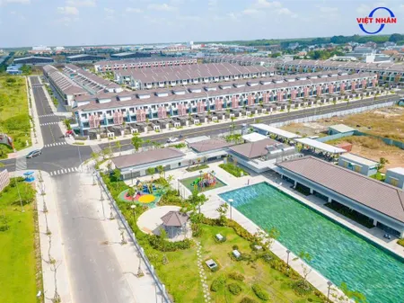 Nhà liền kế 1 trệt 2 lầu mặt tiền đường 25m đối diện khu tiện ích 3ha