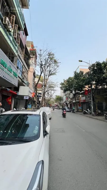 Nhà ngọc lâm 1 mặt phố 1 mặt hồ kinh doanh sầm uất, vỉa hè rộng, nhà dân xây,dòng tiền tốt.