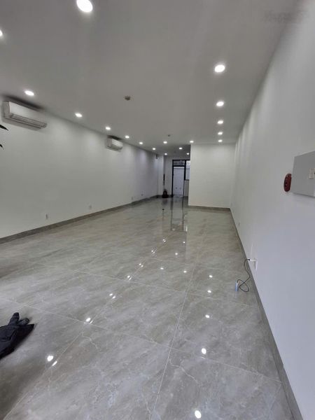 Cho thuê văn phòng him lam 450m2 sàn trống có thang máy giá 70tr/ tháng lh 0909934237