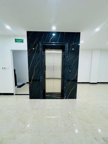 Cho thuê sàn văn phòng mặt phố Liễu Giai. DT 55m2. Thang máy, điều hòa, full pccc. Đã bao gồm phí