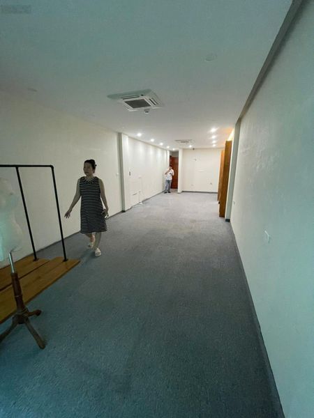 Cho thuê sàn văn phòng phố Lý Nam Đế: 100m2, sàn mới, ngõ rộng ô tô, giá 15tr/th. LH: 0974557067