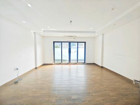 Cho thuê văn phòng Yên Xá 70m2 chia sẵn 2 phòng 9tr/th view kính đẹp