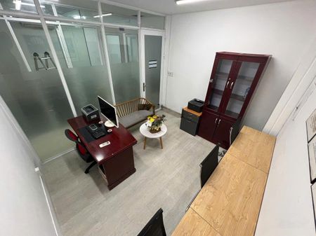 Văn phòng riêng cho 2 người, sẵn bàn ghế trọn gói 3 triệu/tháng, tặng 01 bảng tên, vào làm ngay