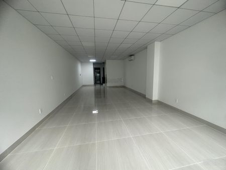 Cho thuê Văn phòng 450m2. Giá 60 triệu tại Khu đô thị Him Lam Kênh Tẻ. Dt nhà 5x20 có thang máy .
