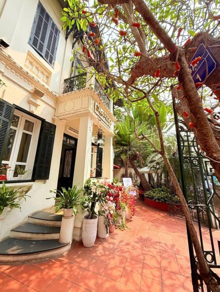 Cho thuê nhà mặt phố Trần Hưng Đạo, mặt tiền 11m, diện tích mỗi tầng 450 m2, 2 tầng, hàng hiếm