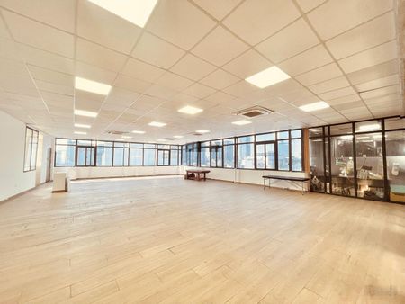 Cho thuê văn phòng 130m2, 15tr tại Phùng Hưng, Hà Đông, thông sàn vuông vắn