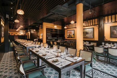 Cho thuê nhà mặt phố Bà Triệu, mặt tiền 12m, diện tích 120m2, view HOT-giá tốt