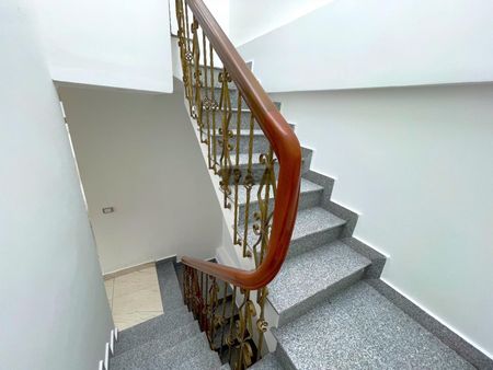 Cho thuê và bán tòa nhà VP 7 tầng mặt phố Mễ Trì Thượng. DT 52m2, MT 4m. Giá 35tr/th/. Bán 21,5 Tỷ