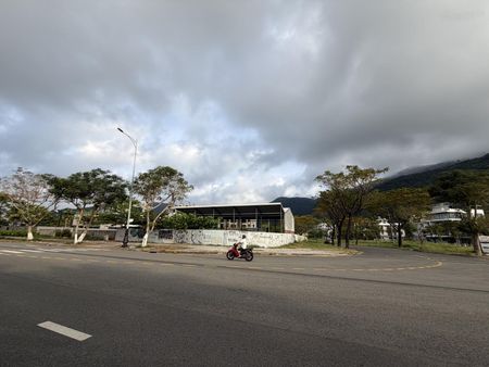 Cho thuê mặt bằng 3 mặt tiền Hoàng Sa . 1100 m2 . View biển