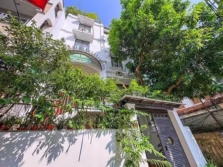 Nhà mới xây 4 phòng ngủ cho thuê tại tây hồ view hồ & không gian sống rộng rãi