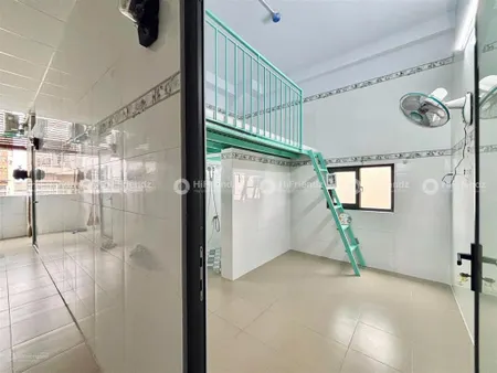 Phòng trọ giá rẻ ngay phố thạch lam đông đúc có thang máy bảo vệ 24/24 sạch sẽ