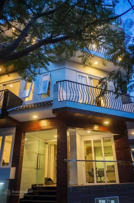Phòng studio siêu thoáng balcony rộng nhìn sang rmit xách vali vào ở ngay