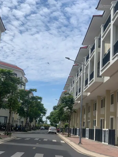 Nhà thuê 4 tầng đẹp5 x 1260m25pn, 4wc full nội thất mt 12m kdc senturia nam sài gòn bình hưng