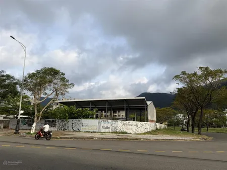 Cho thuê mặt bằng 3 mặt tiền hoàng sa . 1100 m2 . view biển