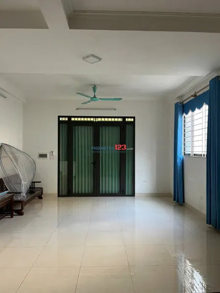 Cho thuê nhà chính chủ, nguyên căn 3 tầng đẹp, sạch sẽ, ưu tiên cho hộ gia đình hoặc lớp học