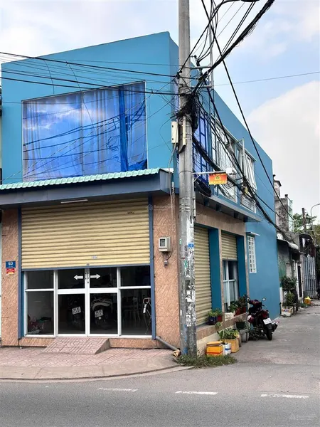 Nhà 2 mặt tiền đường lớn và hẻm bên hông rộng đẹp. dân cư hiền hòa chân thật