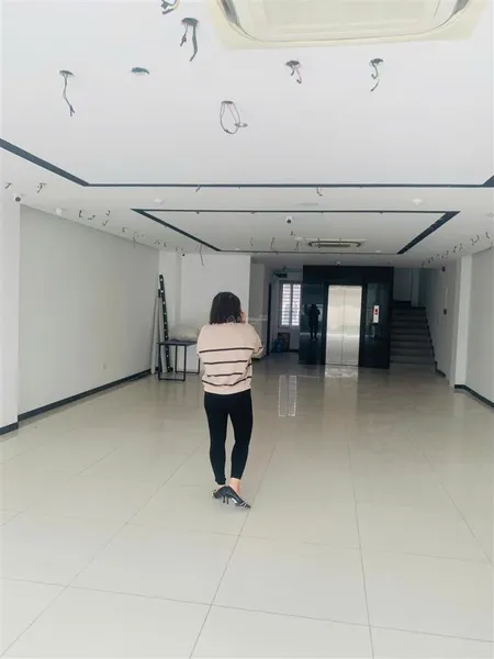 Cho thuê tòa nhà mặt phố hoàng ngân cầu giấy hn 85m2 7 tầng 1 hầm mt 5.5m. thông sàn. giá 80tr