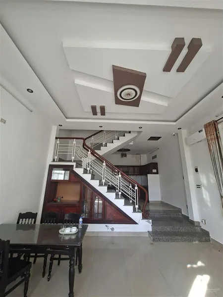Cho thuê nhà ..3 tầng .. đuuong 7m5 gần biển kv ơn trà ...vài bước chân ra biển dt sd 200m2 3 fong