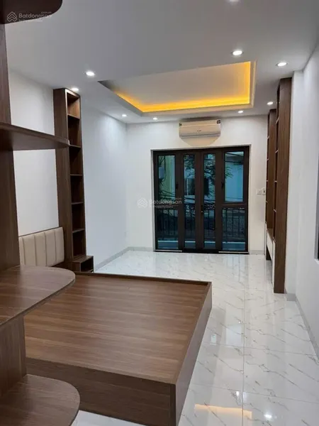 Em cần bán căn nhà dt sổ 36m xây mới 5 tầng tại vĩnh hưng đại đồng , hoàng mai , mỗi tầng tk 2pn