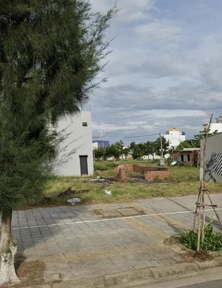 Trường sa ngay bãi tắm tân trà đối diện cổng dự án mbland