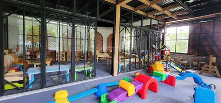 Bán 2 lô liền kề đường 29/3 tặng nhà tiền chế trị giá 2tỷ đang cho thuê 25triệu/ tháng