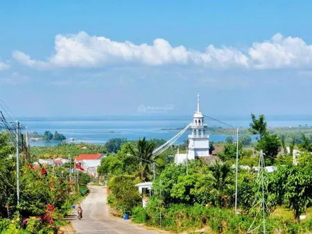 Bán gấp đất 100% thổ cư, gần các điểm du lịch retreat hồ trị an