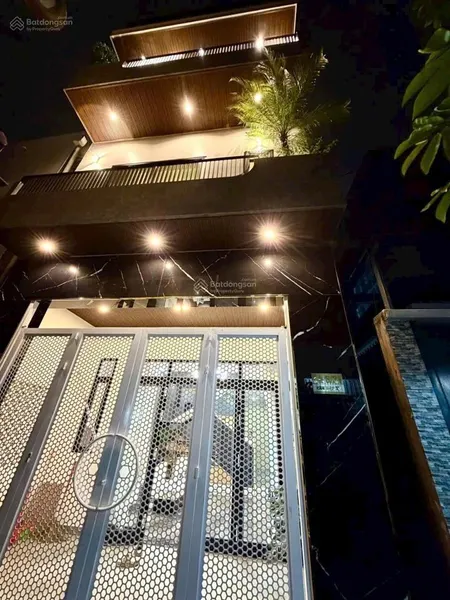 Bán gấp nhà 3 tầng trung tâm tp, full nội thất, đủ tiện ích xung quanh, giá tốt