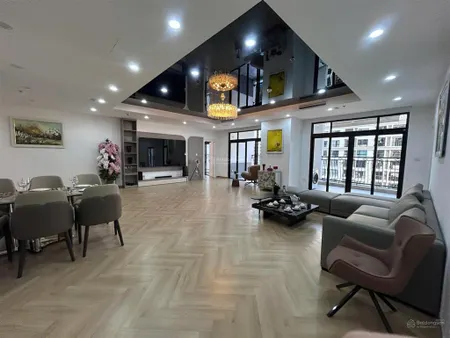 Cần bán gấp căn góc, 187m2, 3 phòng ngủ sáng tại royal city giá chỉ 26 tỷ. 0869 888 ***