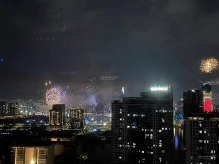 Cần bán căn hộ 2pn 2wc view pháo hoa tầng cao vinhomes central park. 0901 462 *** bình an