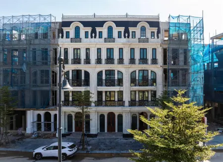 Đầu tư ngắn hạn shophouse 50m2 xây 5 tầng nhỉnh 11 tỷ/ căn mặt đường hoàng quốc viêt kéo dài