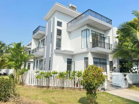 Bán gấp 2,4 tỷ biệt thự 8x14=112m2 (1 trệt 2 lầu) view sông vàm cỏ đông, shr, ngay thị trấn bến lức