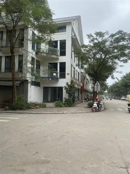 Đầu xuân năm mới chính chủ ra hàng bán liền kề c9 geleximco trục chính cổng số 1 cách 500m ra aeon